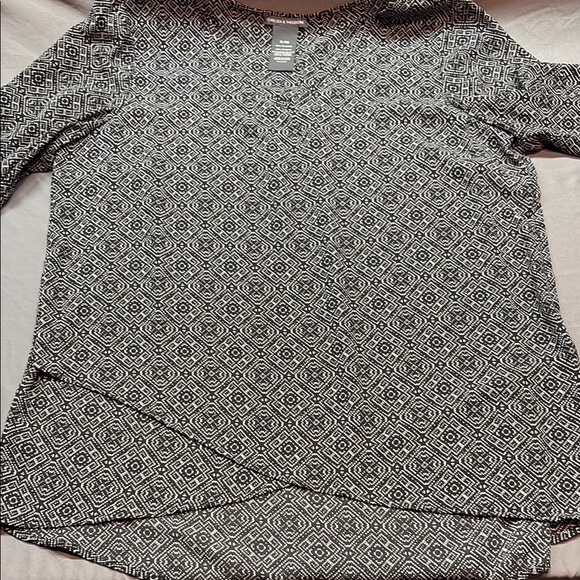 Chelsea & Theodore Long Sleeve Asymmetrical hem Black/White Graphic Blouse XL - Picture 5 of 7